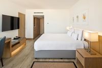 King or twin beds and en-suite bathrooms.