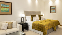 Comfortable twin room with lounge