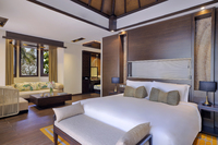 Advantages of a private pool and ocean access.