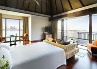 Unwind in the bathtub. Gaze out over the panorama.