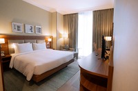 Relaxing king room, stylish amenities.