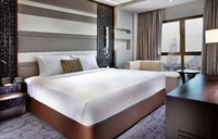 Lounge, king bed, scenic views.