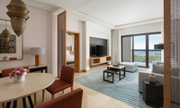 A large and luxurious suite.