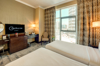 City/Creek View, Living Room, Kitchenette