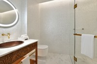 Expansive, vibrant suite with panoramic creek view