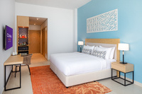 Has a balcony, air conditioning, and cable TV.