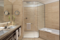 Platinum Suite, balcony, king-sized bed.