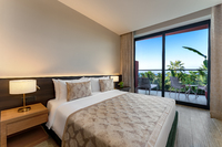 King-size bed, private balcony, sea view