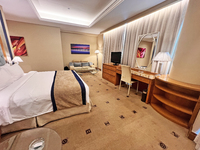 King Bed, 1 Walk-in Shower, Bathtub, Min Bar