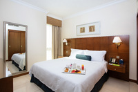 King bed, WiFi, kitchen, walk-in shower.