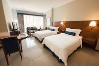 King bed, twin beds, WiFi, dryer, walk-in shower.