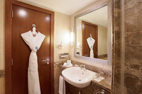 King bed, twin beds, WiFi, dryer, walk-in shower.