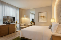 Spacious, cozy, Rotana bed, city views.