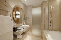 Expansive, luxurious, panoramic Creek and city vie