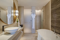 Family-friendly, spacious, city and Creek views.